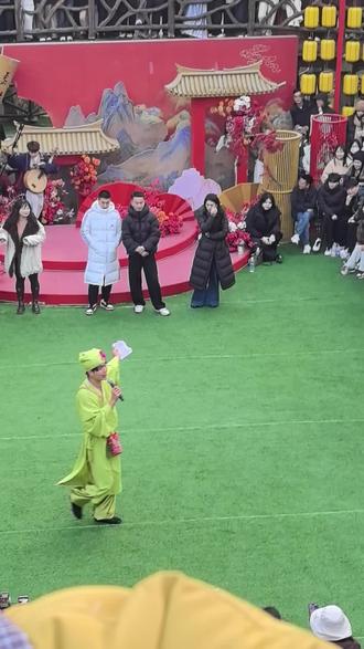 冲着老嫂子去的,笑死了哈哈哈 现场人山人海 要看的朋友们需要提前30分钟——1小时 去占位置 预约打铁花建议找牛牛#万岁山 #斗舞现场拍摄#老嫂子