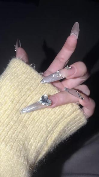 她的无名指上没戒指 于是在指甲上镶钻#美甲