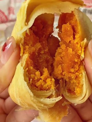 黄庄月饼到底谁在吃啊,才发现原来这么好吃#太好吃了 #美食 #软糯香甜 #新鲜出炉