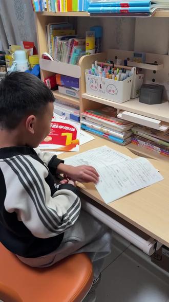 省了1w+线下奥数班!娃数学开窍全靠它!
我家娃一年级刚开始数学才85分!没想到两个月后直接冲到98分,
全靠学而思新思维!今天就把我的经验分享给大家~
✅ 科学启蒙不盲目:从幼小衔接数学练习题到一年级数学思维训练题,课程完美衔接。先做1V1学情诊断精准定位,再定制专属规划,帮娃培养数理思维
✅ 清北名师主讲+全程督学:名师在线课,6人小组互动,2分钟一问答5分钟一互动,用超市算账、路线规划讲应用题,抽象知识点掰开揉碎~
班主任全程紧盯,孩子一走神、未答题,立即提醒,根本没法分心!
✅ 全方位学习保障:365天随时问,难题一拍就有讲解视频。课程紧贴新课改,70%基础重难点+30%思维拓展,稳步提升
✅ 超高性价比:一年两千多,每周才60块!还送全套讲义+练习册+随时问服务
才两个月!娃从怕数学到主动探索解题思路,试卷红叉越来越少,连老师都夸进步大~
家有一年级数学拖后腿的宝妈,现在0元体验+S级规划师1V1测评,限量名额!
真心安利学而思新思维@学而思网校课堂!
#学而思新思维#小学数学 #小学生日常 #数学思维 #数学学习