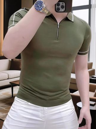 欧货轻奢男士短袖POLO,采用针织冰丝面料,带来夏季穿着的清爽透气感。条纹元素搭配经典翻领设计,辅以拉链细节增添利落格调,修身剪裁勾勒有型轮廓,轻松适配多种场合,尽显低调质感。#品质男装 #短袖t恤 #男士短袖polo衫 #通勤搭配 #透气舒适