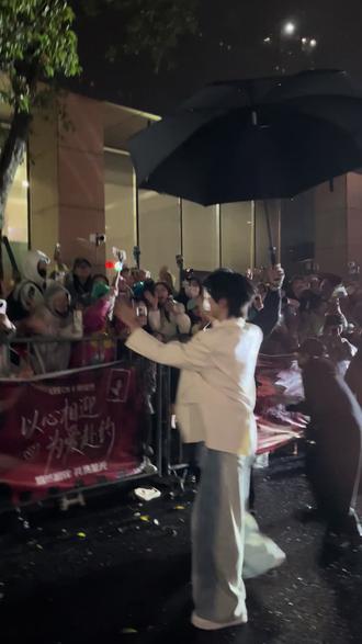 圆满了,视频很模糊,太激动了,但是我和普普面对面!面对面,面对面见到了,一米的距离,你知道我有多激动吗!!!🌌🌌#云熠星河 #云旗郝熠然 #云熠99