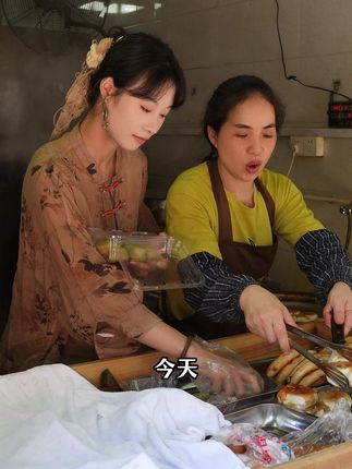 今天居然被一位老顾客退单了,他说,小九家的饼子好吃是好吃就是太贵了,我当时就跟他说,你上当了!赶紧拉着他就到····