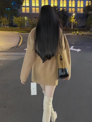 今年秋天落在我肩膀上的会是落叶还是你的外套#早秋穿搭 #韩系穿搭