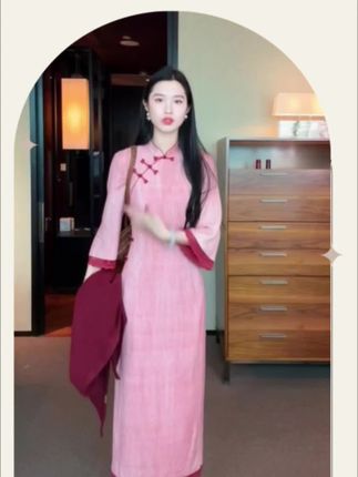 #内娱琥珀系中女的力量感 姐妹们,这款桃烟旗袍裙真的太美了,它的颜色也特别好看,是淡淡的粉色,上身就是那种温婉大气的感觉,显得人特别温柔。它的版型超好看,而且面料也很舒服,穿起来不会觉得紧绷,反而很宽松舒适,非常适合日常穿。#优雅气质 #温柔穿搭 #国风服饰 #东方韵味