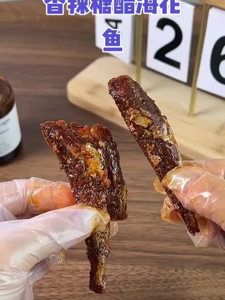 鱼肉浸得透透的,咬下去先是糖醋的微酸勾得舌尖冒津液,接着辣椒的鲜辣就顺着鱼肉纹理往喉咙里钻,鱼皮Q弹带劲,鱼肉酥软不柴,连小刺都浸得酥香,嚼起来咯吱咯吱全是味。