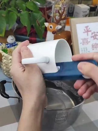 这个小刷子的刷毛软硬度刚刚好,平时家里各种不好刷的杯盖,还有小孩的奶嘴都可以用它来刷干净#好物推荐🔥 #实用好物 #小刷子