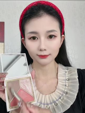 姐妹们挖到宝啦,这个三色修容盘真的超赞!修容,高光,腮红三色一盒,出门携带也方便#新手化妆教程 #平价彩妆 #美妆 #修容盘