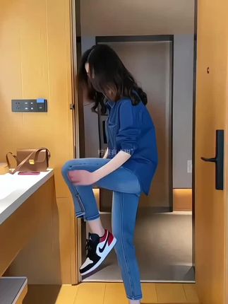 然后这个是深蓝色,这是深蓝色,他做的是那种天丝牛仔面料啊,就是那种。他可能就是没有牛仔棉的厚,他比牛仔棉的稍微薄一点。然后垂感的话要好一点,就是垂垂抖抖这种感觉,上身的话也是亲肤感比较棒的。后背的话做了一个小捏褶啊。下摆的话都是给大家做了一个本部包条的一个工艺,不卷边不翘边。#牛仔衬衫 #牛仔衬衫穿搭 #衬衫穿搭 #秋季穿搭 #ootd穿搭