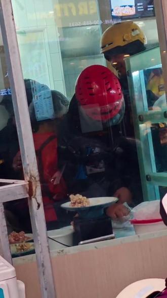 你的骑手正在给你包饺子🥟🥟🥟
冬至快乐吖💖