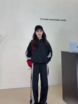 时尚运动套装女2025年春秋新款韩版宽松连帽卫衣三条杠裤子两件套#穿搭 #运动套装 #连帽卫衣 #韩版穿搭 #谁穿谁好看 @抖加🔥上热门🔥dou+🔥热点宝 @抖音小助手