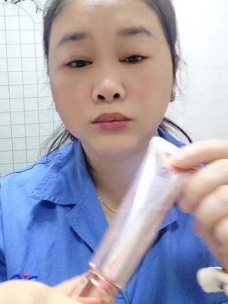 Fv金钻养肤遮瑕粉底液,好用不假白,防水防汗,不脱妆,有象牙白和肤色两个颜色可以选,而且还可以拍一发四,需要的家人们点击小黄车直接购买