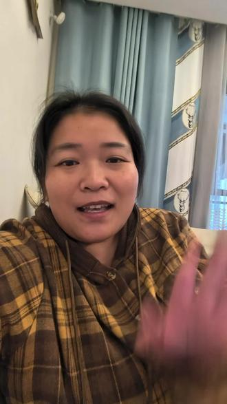 环氧彩砂三大类型科普:选对才不踩坑!
环氧彩砂作为热门的地面/墙面装饰材料,市面上主要分为三类——油性环氧彩砂、水性环氧彩砂、无溶剂环氧彩砂自流平。看似名字相近,适用场景和性能却大不同,一篇讲清核心区别!
油性环氧彩砂,主打“户外耐造”属性。它的优势是耐候性强、抗紫外线能力突出,能适应室外风吹日晒的环境,不易褪色、开裂。但短板也很明显,环保性相对较弱,施工时会释放刺激性气味,且固化后硬度和细腻度不及另外两类,更适合户外庭院、露天走道等对环保要求不高的场景。
水性环氧彩砂,是“室内环保派”代表。以水为稀释剂,施工时几乎无异味,环保达标率高,尤其适合室内家庭、写字楼、医院等封闭空间。它的自流平效果顺滑,表面细腻易清洁,硬度通常在6H左右,能满足日常家用和普通商用的耐磨需求。不过耐候性较弱,不建议直接用于室外暴露环境。
无溶剂环氧彩砂自流平,堪称“全能实力派”。既没有油性款的异味困扰,也弥补了水性款耐候性的不足,做到室内室外通用。核心亮点是硬度超高(常见8H-9H),耐磨、抗刮、抗压能力拉满,适合重载工业车间、高频人流商业空间,同时自流平工艺能打造出无缝衔接、细腻如瓷的“精卫级”精致效果,兼顾实用与颜值。
简单总结:户外用选油性,室内环保优先选水性,追求全能耐用+高质感,直接冲无溶剂环氧彩砂自流平!