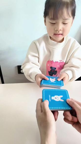 #寒假 在家陪孩子玩益智对对碰#亲子游戏 ,锻炼孩子#专注力 #观察力 。#益智玩具