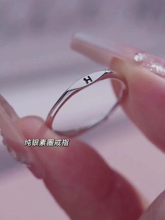 不必等别人为你写诗,你本身就是最动人的篇章。戴上它,便懂了:爱自己,从来不是终点,而是让每段时光都闪光的起点 它不盼谁来定义璀璨,只昭告你本就自带光芒——是加班后给自己的犒赏,是迷茫时触手可及的底气,是“我与自己好好相处”的无声宣言。.