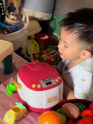 人类幼崽道闸哥今天煮饭啦 香喷喷的饭,好开心哟#人类幼崽迷惑行为大赏 #人类幼崽 #道闸 #人类幼崽成长计划 #煮饭玩具