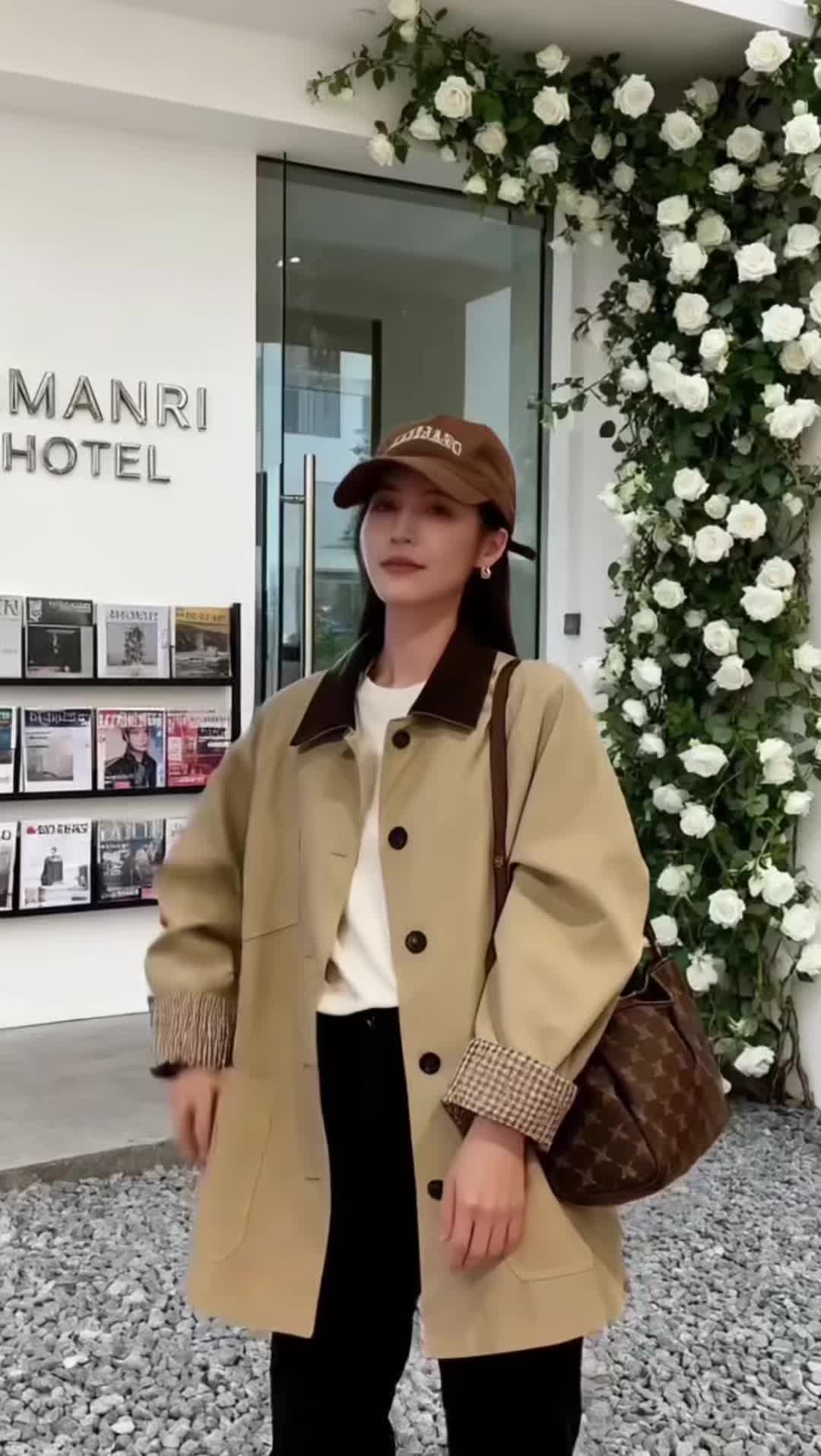 《秋夜都市街头,晚风与星光的温柔邂逅》 深秋的夜晚,林溪静立在公交站台旁,米色风衣的衣角被晚风悄然撩起。身后的摩天大楼灯火绚烂,为夜空晕染出瑰丽的轮廓,路边的银杏叶在路灯下晕着暖黄的光。 刚结束一场忙碌的工作,她却毫无倦意。将双手插进口袋,细品晚风的清凉,看车流在眼前绘出灵动的光痕,心中满是自在。肩头的棕色布包沉甸甸的,装着给家人的暖心点心。 这座城市的秋夜,既有都市的绚烂繁华,又有落叶的诗意温柔。林溪望着远方的灯火,唇角漾起微笑,原来忙碌后的片刻悠然,在晚风与星光的映衬下,这般治愈。#风衣穿搭 #慵懒风穿搭 #被秋日氛围感穿搭拿捏了 #秋季不露腿穿搭 #秋天变时髦就从韩系穿搭开始 @抖加🔥上热门🔥dou+🔥热点宝