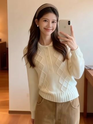 #秋冬穿搭大揭秘 #怎么穿显气质 #大大方方通勤穿搭 #早秋穿搭显贵法则 #冬日穿搭测评 秋日氛围感针织两件套来了! 大大方方通勤穿搭, 怎么穿都显气质, 上衣精选软糯亲肤针织, 长袖设计兼顾保暖与温柔, 浅调配色自带甜美感, 领口微弧剪裁显洋气, 贴肤不紧绷还能修饰肩颈线条。 搭配的宽松长裤超懂显瘦需求, 高腰版型拉长比例, 裤脚微垂不压身高, 走路自在无束缚。 休闲气质适配多场景, 通勤、逛街或约会穿都好看, 不用费心搭配, 一套上身就有慵懒精致感, 百搭又实穿。