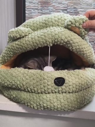 没有那只猫能拒绝这种像洞一样的窝,舒适温暖安全感十足