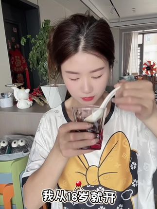 泡水就是淡淡的草本香,还能吃到大颗的龙眼肉,趁有活动,两瓶两瓶囤起来很划算,每天下来才几块钱,通过饮食养好自己,比什么都强#玉林膏