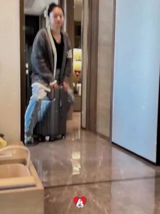 这年头行李箱都这么卷了吗?不仅长得好看,还特别能装!我这个是二十四寸的,平时出差旅游完全够用,而且它的质感超级棒,细节处理得很到位,轮子顺滑无比,拉杆也很灵活。不管是逛街还是散步,带着它都很轻松,有了它之后再也不用担心东西没地方放了,真的太实用了!#好看#行李箱推荐#好物分享#好物推荐#实用
