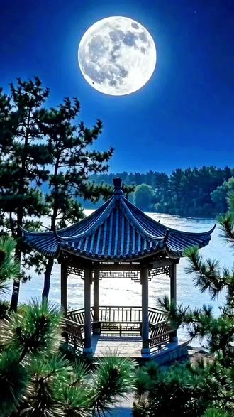 江亭静愁 江亭静愁
原诗
月下松涛江映亭,春江拂面意牵萦。
清风柳岸花凝玉,夏雨荷池影弄珠。
细雨拂柳春江岸,荷叶亭轩锁静愁。
意境
全诗以月夜松涛、江亭映水起笔,春风拂面牵起绵绵心绪;再绘清风拂柳、繁花如玉,夏雨落荷、珠影摇曳之景,最后以细雨拂柳、亭轩含愁收束,景中藏情,静里含忧,将江南四时风物与心底淡淡愁绪相融,温婉清雅,意境悠远。
标签
#原创诗词 #江亭静愁 #江南烟雨 #诗词美文 #国风古韵