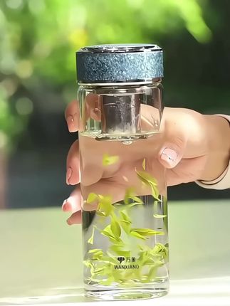 万象钛银抗菌玻璃杯,铂金级高硼硅玻璃材质杯身,纳米技术将银离子嵌入玻璃内壁抗菌,骤冷骤热不易裂,钛冰花质感杯盖,纯钛隔水片,防开盖一手水,内置纯钛下沉式茶漏,入水顺畅不外溅#杯子#水杯#高硼硅玻璃杯#纯钛水杯#茶水分离杯