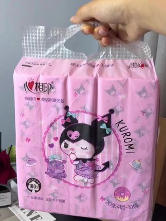 活动还在,赶紧薅! 心相印居然出了酷洛米联名的手帕纸!真的太可爱了!还是原生木浆的,全家都可以放心用,每一张都是四层加厚,而且又大又软乎,韧性也很好,湿水也不容易破,就跟小湿巾一样,出门带上一包,随时都能擦嘴擦手啥的,可方便了。关键价格合适,赶紧囤!#手帕纸 #纸巾 #出门必备 #开学必备 #超便宜超划算