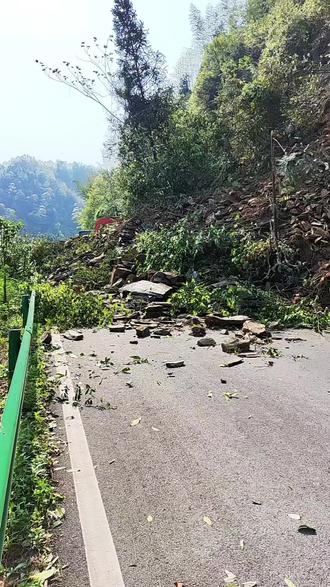 道路塌方,无法通行,原地掉头吧。