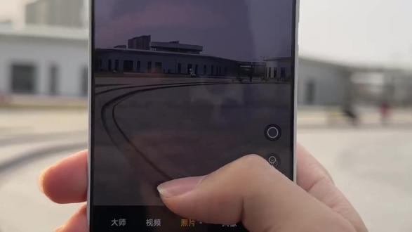 一加 15T 搭载了目前行业唯一的 165Hz 刷新率旗舰直屏