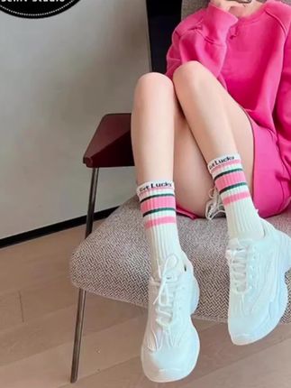 #袜子 #终于找到一款可以搭配鲨鱼裤的中筒袜了!以前总是因为袜子太短而烦恼,走路不方便,现在再也不用担心这个问题了。它是简约风格的条纹设计,不仅好看,而且非常实用,不管是配帆布鞋、运动鞋还是休闲鞋都非常合适,穿上它逛街舒服又自在,