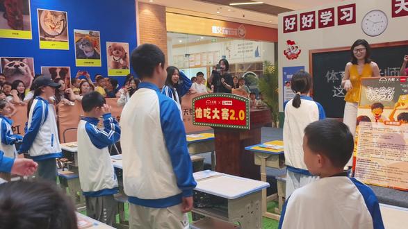 39岁的彭女士带着12岁175的小儿子参加了一场偷吃大赛 #偷吃 #课堂 #商场活动 #脉动运动王者征集令 #卸下重担轻松破局