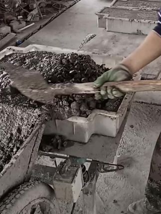 路沿石模具是预制道路边缘路沿石用的 分塑料与钢制两类:塑料款轻便易脱模、成本低,钢制款耐损耗、适配高强度需求。广泛用于市政、小区、景区道路,能分隔路面与人行道,兼顾防护与美观,提升施工效率 #建筑工程 #路沿石模具 #路边石模具 #水泥制品模具 #支持定制各种款式及尺寸