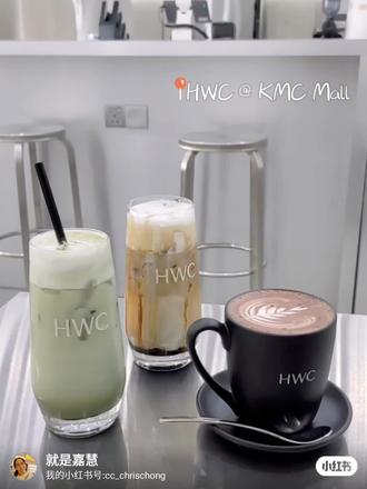 HWC来到怡保啦! 除了Ipoh Parade
这是第二分店就在KMC Mall (海南仔旁边)
工业风格怎样拍都能出大片
星期六来这里吃了个下午茶
在外一开门就会闻到扑鼻而来的咖啡味
简直是咖啡爱好者的天堂
这里挺适合带笔电来工作谈生意/会面
因为座位都具备了插座 就很方便(被细节到了)
在这里hae也不需要担心饿了 没食物吃
这里除了咖啡还有轻食pastry和主食 (这我没想到呢)
下次可以约朋友来这里午餐然后吹水到下午了
HWC Ipoh @ KMC Mall
20, Jalan Chung Thye Phin, Taman Chateau, 30250 Ipoh, Perak
Mon - Fri 7.30am - 10.00pm
Sat - Sun 8.00am - 10.00pm
#怡保 #cafe #探店 #COTD咖啡探店 #打卡 #抹茶拿铁 #霹雳怡保 #hwccoffeemy #KMCMall #怡保探店 #怡保打卡 #怡保cafe #今天早餐吃什么 #午餐吃什么 #晚餐 #咖啡 #工业风 #brunch #100家探店计划