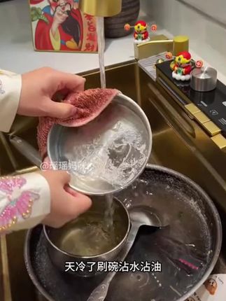 做家务,刷锅碗,你戴上这个钢丝手套,就像手上长出了钢丝球,特别方便,还不脏手#钢丝手套 #洗碗手套