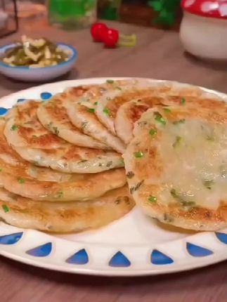 老上海葱油饼,5分钟就能搞定的早餐,葱香酥脆老人小孩都爱吃!#早餐美食 #葱油饼 #老上海葱油饼 #面食#美食推荐