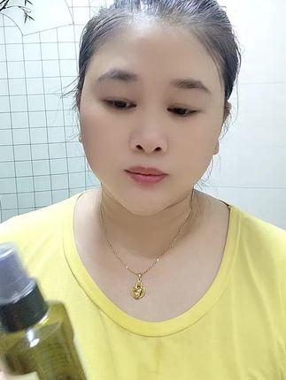 马鞭草纯露爽肤水,补水保湿,一瓶125ml,如果你皮肤干燥,粗糙,缺水你就轻轻的用它喷在脸上,特别舒服,特别好用,需要的家人们点击小黄车直接购买