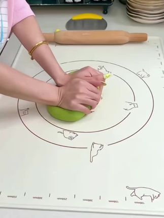 #揉面垫 #荣事达揉面垫 我家用这个荣事达揉面垫和面揉面都不打滑不粘面,底部牢牢吸附台面,用完了冲洗一下就干净,挂起来叠起来收纳都不占地方 #不粘揉面垫 #大号揉面垫 #硅胶揉面垫