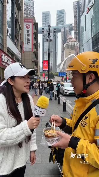你们知道吃什么不用嘴吗?#街头脑筋急转弯 #外卖采访 #即梦AI #AI分身戏精大赛 #我的AI分身杀疯了