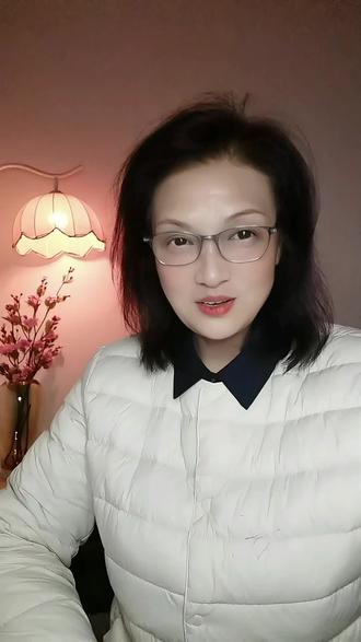 苏轼最经典的诗词名句 苏东坡最经典的诗词名句,你最喜欢的是哪一句呢?
他写豪迈:大江东去浪淘尽,千古风流人物。
他写祝福:但愿人长久,千里共婵娟。
他写思念:十年生死两茫茫,不思量,自难忘。
他写豁达:竹杖芒鞋轻胜马,谁怕?一蓑烟雨任平生。
他写漂泊:人生到处知何似,应似飞鸿踏雪泥。
他写风骨:拣尽寒枝不肯栖,寂寞沙洲冷。
他写迷局:不识庐山真面目,只缘身在此山中。
他写狂放:老夫聊发少年狂,左牵黄,右擎苍。锦帽貂裘,千骑卷平冈。
他写气质:粗缯大布裹生涯,腹有诗书气自华。
他写释怀:回首向来萧瑟处,归去,也无风雨也无晴。
这就是苏东坡,这就是我的作品。
#苏轼诗词 #古诗词 #腹有诗书气自华#千古名句