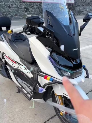 本田NS150GX贴一对小翅膀车标,3D立体的质感高级!装饰一下好看太多了。#本田NS150GX #爱机车爱生活 #ns150gx