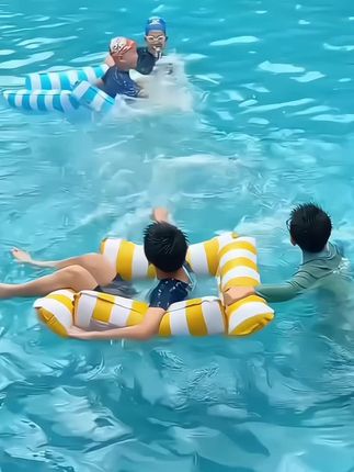 哇塞!这个#玩水神器 我咋没早发现呢,孩子们玩的可开心了#充气浮床#玩水的季节 #夏日玩水