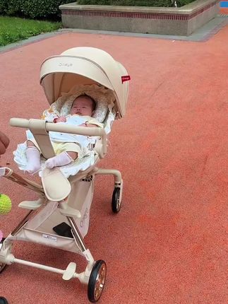 两个月26天宝宝坐上新座驾出门放风啦,小区公园里30分钟效应是真的~想问一下大家都是几个月开始用遛娃神器的 🥰#丸丫t6二代 #婴儿推车 #小婴儿的日常  #出门遛娃 #带娃