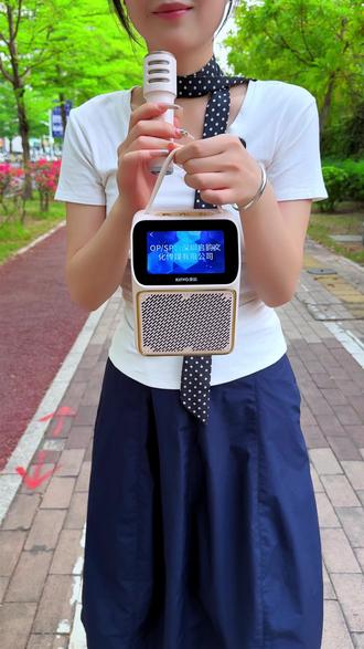 有了它 再也不用去KTV了,自带声卡混响 唱歌更好听,随时打造家庭KTV #唱歌 #麦克风 #k歌音响 #家庭ktv