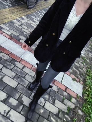 女人要么飒,要么仙,要么雅,要么酷,总之你不能活的像白开水,即无味叉无趣。做个百变女人,有趣的灵魂,你会觉得生活多姿多彩,不管别人给你什么样的眼光,你都要把他看成是太阳的光芒,好好爱自己.#穿搭 #简约穿搭 #通勤搭配
