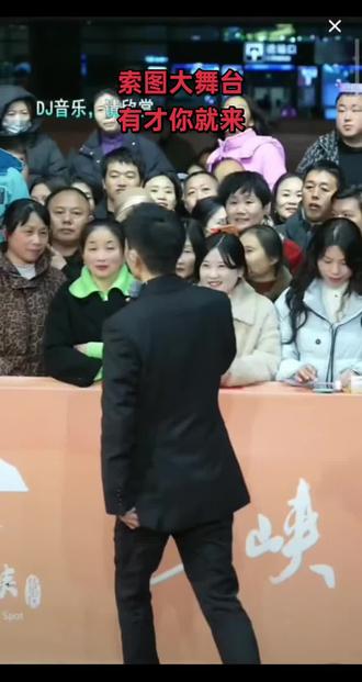 @索图 大舞台工作人员帮今晚嘉宾@小瓶盖⁸¹⁶ 找到多年未见的妈妈,现场很感人,小瓶盖为了表示感谢,现场献上一曲《妈妈我想你》#粉丝见面会 #热搜 #户外演唱会 #索图大舞台直播回放切片 #索图