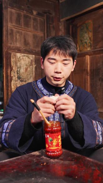 家人们过年送礼别再愁啦!这款广顺 20 年非遗鸡辣子必须冲!古法柴火炒制,本地鲜鸡配二荆条,香而不燥超下饭,新年拎它走亲访友,贵州特色年味直接拉满~#年非遗鸡辣子 #下饭神器 #过年必备