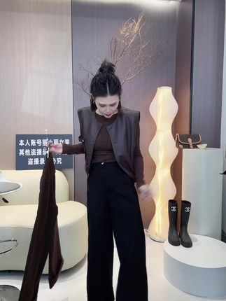 【新品推荐】美式风格咖色牛仔裤女2025秋冬新款,高腰设计显瘦显腿长,宽松直筒九分阔腿版型,时尚百搭,舒适透气,适合各种场合穿着。