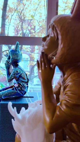 未来之梦✨💭两件雕塑,两种材质:
木头——扎根于土地与记忆,不锈钢——指向宇宙与无尽未来。
在根与天际之间,一个孩子凝望。
稚嫩之心蕴含着更美好世界的承诺。
未来诞生于此——在记忆与梦境交汇之处。
Two sculptures, two materials:
wood — rooted in earth and memory;stainless steel — reaching toward the cosmos and the infinite.
Between past and horizon, a child stands. In innocence lies the promise of a better world.
The future is born here — where remembrance meets dream.
#雕塑 #雕塑艺术 #雕塑设计 #艺术雕像 #法国历史