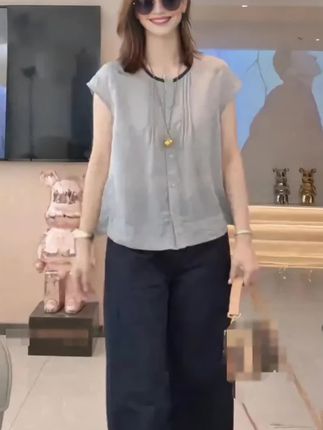 流行的时尚潮流百搭精品女 装,姐妹们赶紧艾特你的闺蜜一起来看看吧!非常有气质套装,穿上身很有那种韩剧女主的感觉。一套穿搭就是妥妥的氛围感美女,潮流不贵。#夏季穿搭 #谁穿谁好看 #时尚减龄穿搭 #时尚套装 #上衣裤子一套
